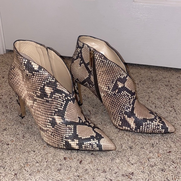 Vince Camuto Shoes - Vince Camuto Pointy Tan Snakeskin Print Plunge Cut Heeled Bootie, size 8.5